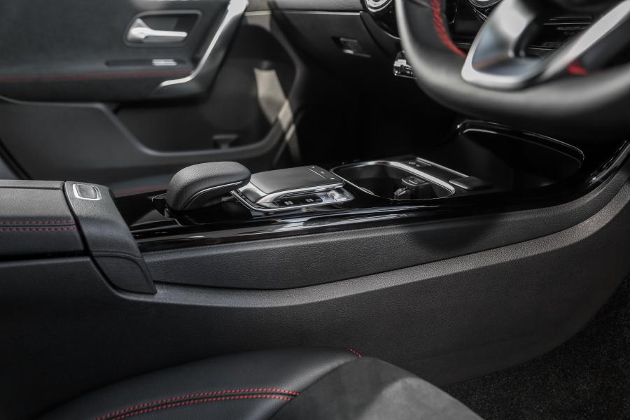 Детали интерьера Mercedes-Benz A250 AMG Line (W177) 2018 года  (MY) (фото 9 из 24)
